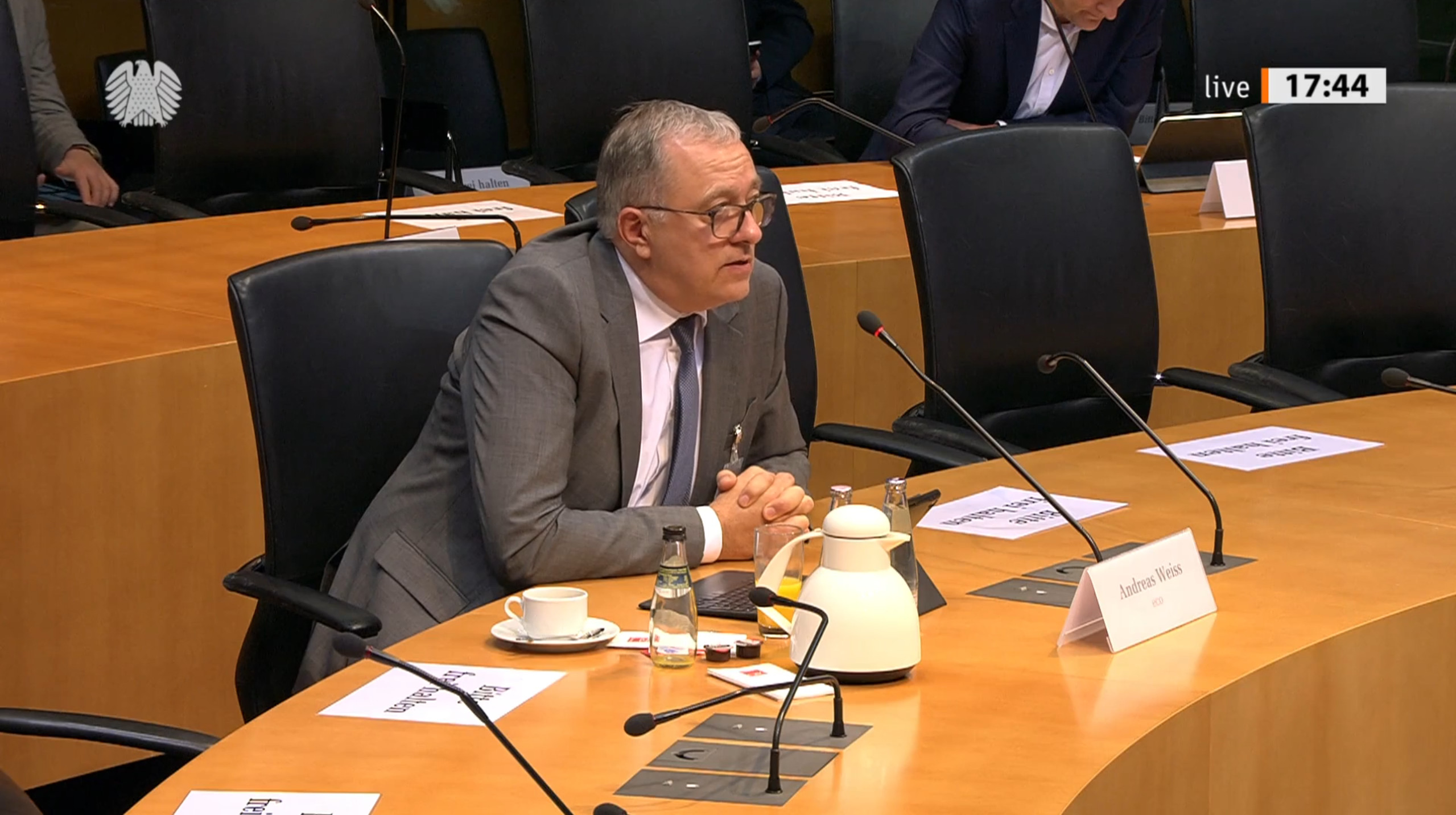 Ein Screenshot aus dem Video der Sitzung: Das Bild zeigt Andreas Weiss vom eco Verband, wie er dem Ausschuss Digitale Agenda Rede und Antwort zu GAIA-X steht.